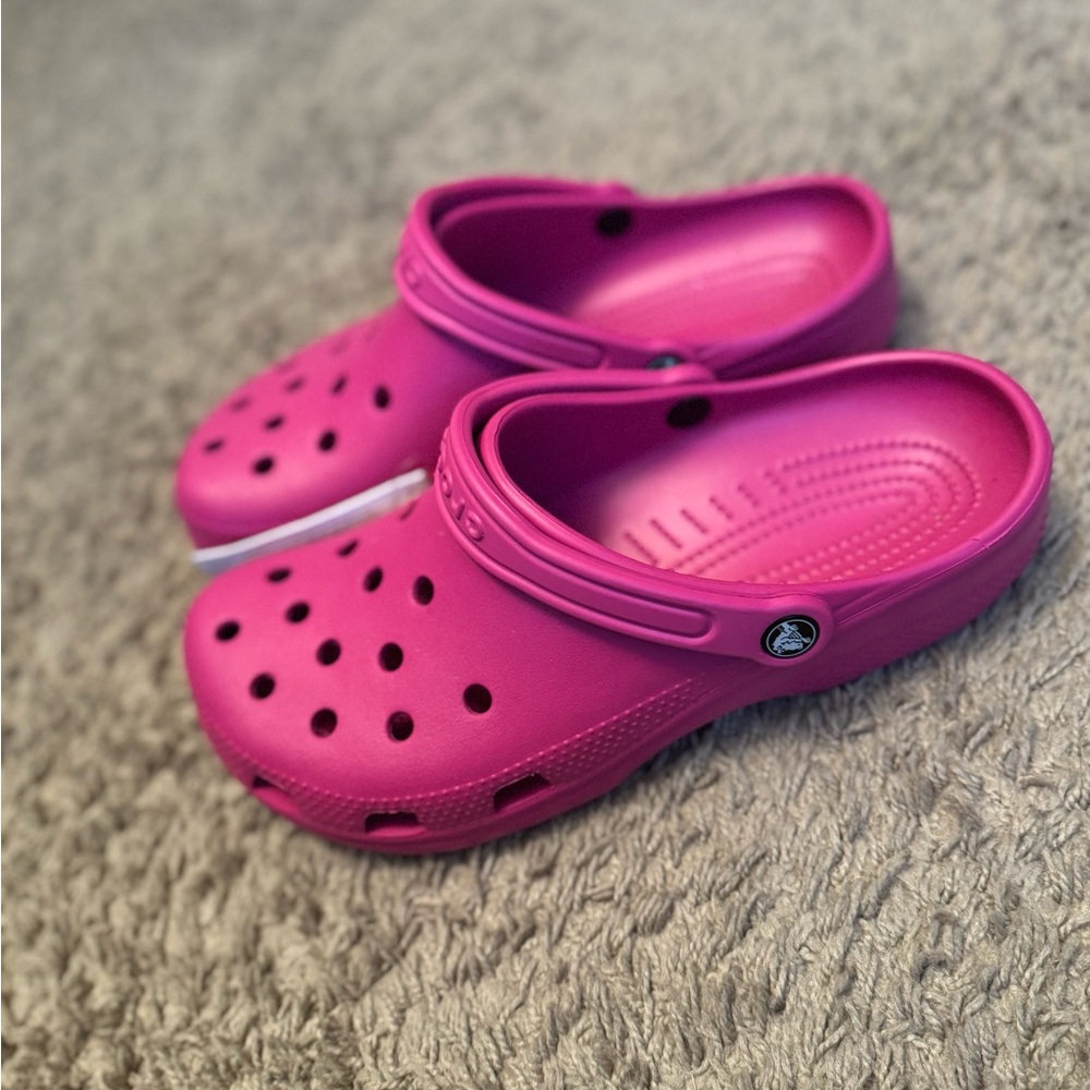 Women’s CROCS Vibrant Pink/Fuchsia - BRAND NEW‼️